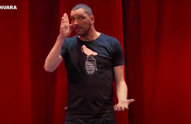 Theo Maassen tijdens zijn theatershow VANKWAADTOTERGER